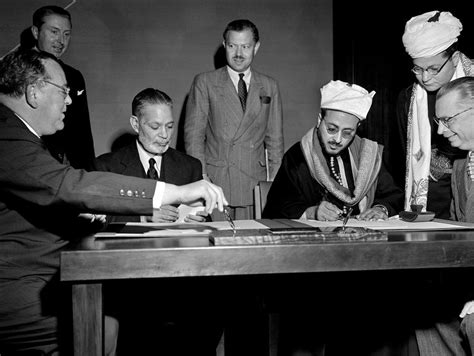 Zafarullah Khanin johtama Pakistanin edustajaryhmä Yhdistyneiden kansakuntien yleiskokouksessa 1947; islamin ja hindulaisuuden ristiriidat itsenäistyneessä maassa, Pakistanin ensimmäisen hallituksen muodostaminen.